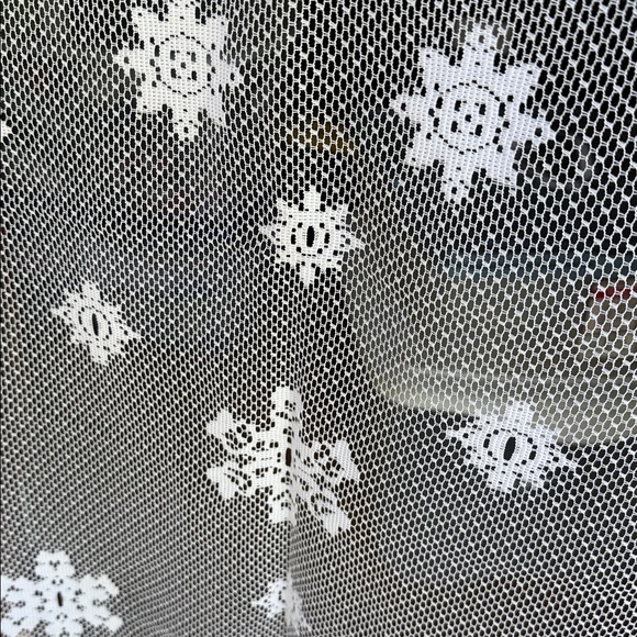 White Snowflake Lace Curtain with Lights. NEW - Picture 4 of 4